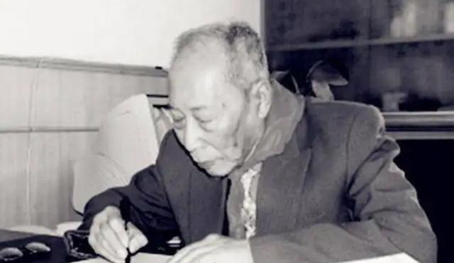 奶奶是慈禧，哥哥是溥仪，大伯是光绪，他甘当教书匠，活到2015年