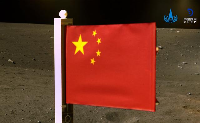 五星红旗在月球升起，美国登月又被质疑，为什么美国国旗在飘扬？