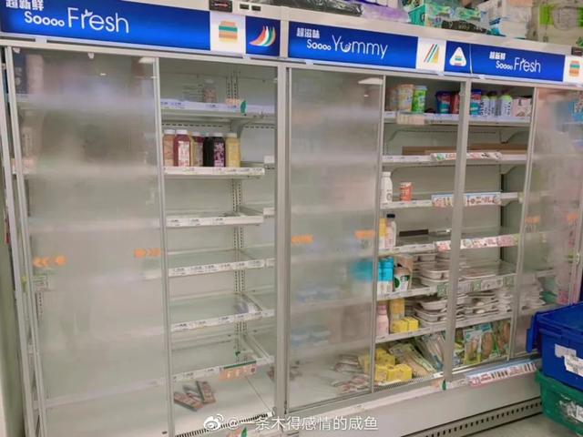 深圳报复性复工：地铁挤成演唱会现场，扛主机的打工人重现江湖