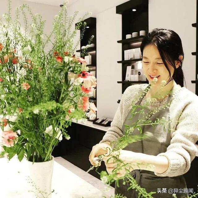 �ڶ���ѧ�ĺ�������Ů(����ѧ��Ů����������У����ϵ��ҵ����Ӣ���ǵ���ѧ��)