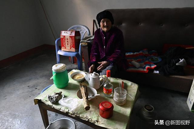 104岁长寿奶奶，每天喝2两小酒，下酒菜比较简单，看看她爱吃啥
