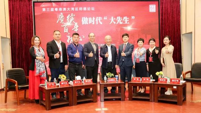 詹大年/ 坐在“大先生”的屏幕背景下，我浑身发凉