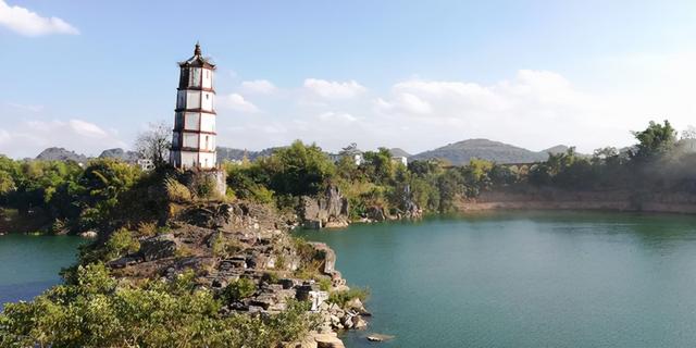 廣西一奇葩古建築，爲中式比薩斜塔，建在江心周圍多是漩渦