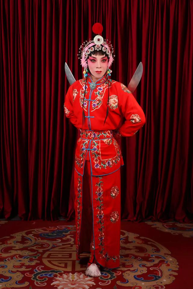 实拍剧团旦角化妆过程