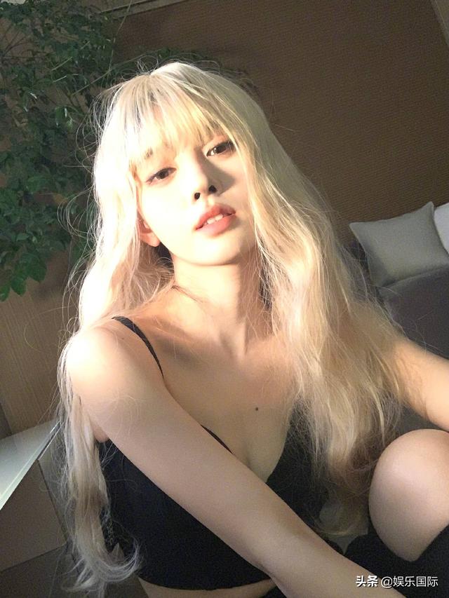 鞠婧祎晒四宫格美照 金发亮眼