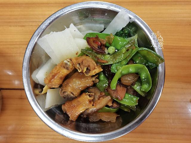 幼儿园老师晒孩子午餐照，家长群沸腾了：这伙食太差了吧，退钱