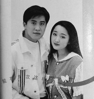 52岁毛宁商演捞金，搂富婆深情对唱，互动卖力被质疑整容