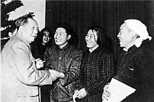 毛主席给钱学森递烟，钱学森准备接，主席突然收回笑道：自力更生