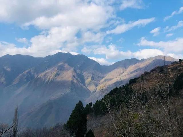高山之上，秦嶺終南山有個原本熱鬧的空中村落，也許即將永遠消亡