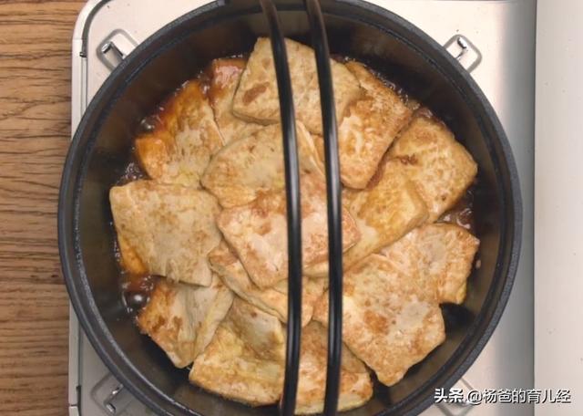 五花肉这样吃太美味，搭配芹菜和豆腐，营养又解馋，孩子特爱吃