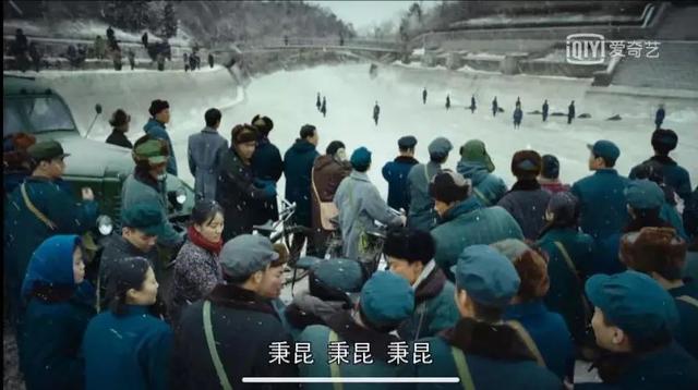 这部电视剧太有年代感了，摄影人不愿放过每一帧