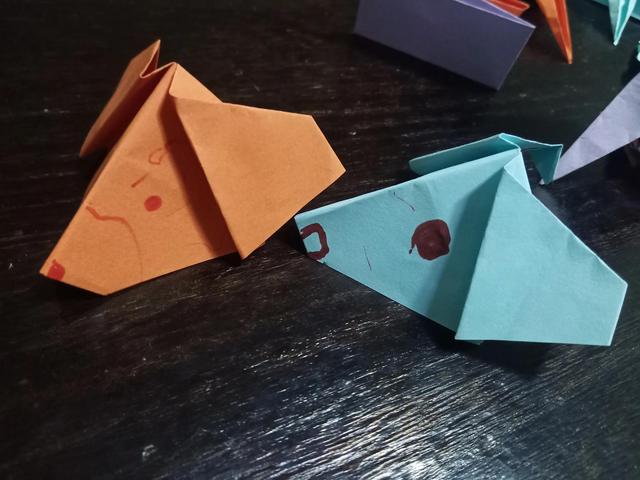 三岁娃儿爱折纸，读书，做题，做手工