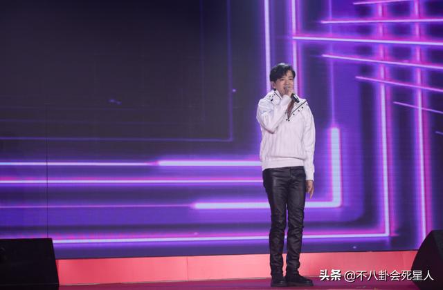 “假冻龄男神”被揭穿，脸肿、僵硬、笑不出来，钟汉良尤其明显