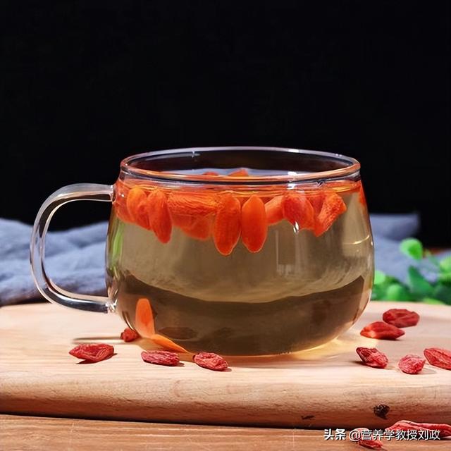 枸杞是价廉物美的滋补品，从现代医学观点谈谈它的保健功能与吃法