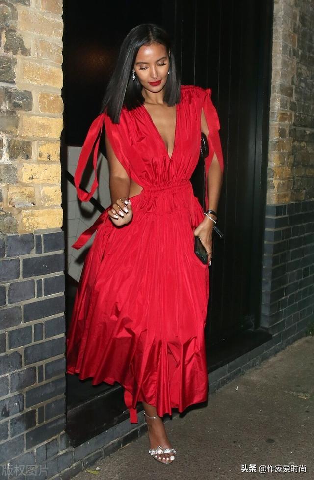 英国模特玛雅•贾马外出街拍照曝光，红色V领连衣裙，光鲜亮丽