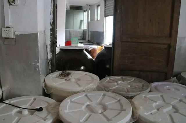 因一包酸菜，导致康师傅、统一流失数亿市值，严钦武到底什么来头