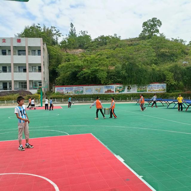 英山县石头咀镇中心小学开展活力大课间 精彩在校园活动