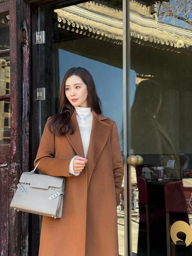 刘诗诗把棕色大衣带火，内搭白毛衣气质显白，普通人过年穿太洋气