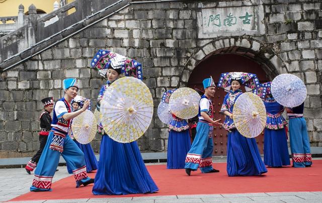 桂林：桂剧、彩调经典片段在古南门实景展演
