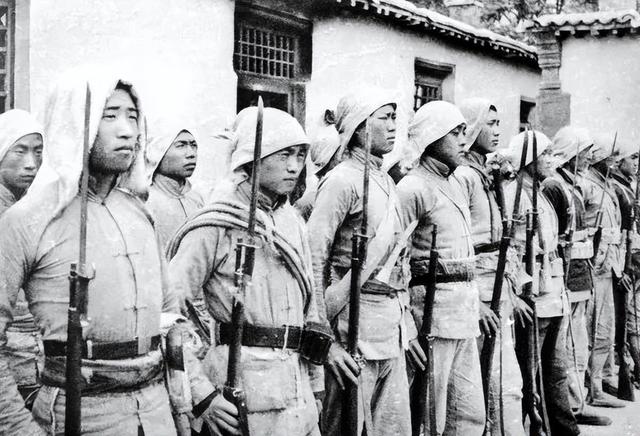 战士假扮农民，在村子里生火伪装做饭，伪军疯狂来抢，结果如何？