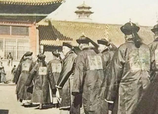 因相貌太丑乾隆出上联挖苦，却被他当场对出，乾隆大喜：赐他探花