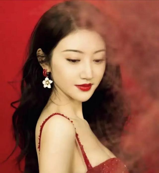 我是一棵山脚下的银杏树