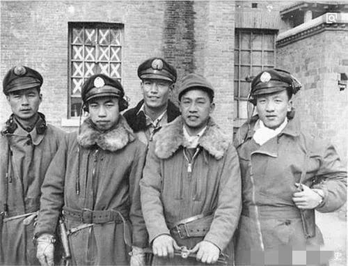 1950年，国军飞行学员李纯，毅然驾机起义，胜利返回大陆