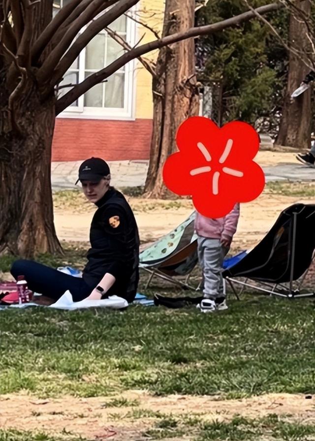 撒贝宁一家四口公园野餐，李白腿长到老公腰部，小腹微凸疑再怀孕