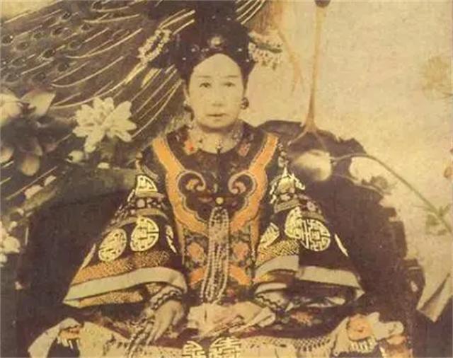 1966年北京发现李莲英墓地，机关被铁丝破解，进去发现紫红色棺材