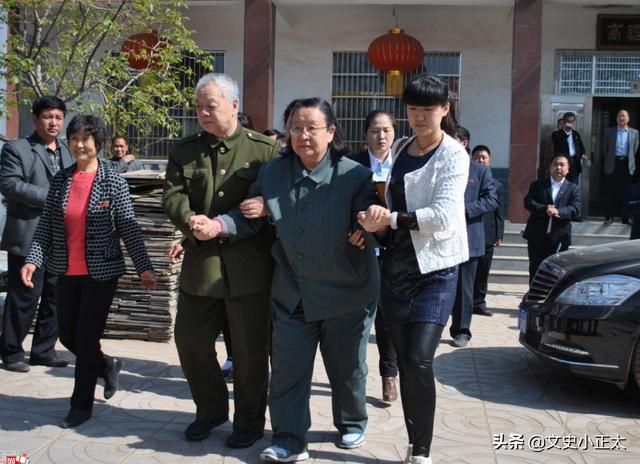 李讷排队瞻仰毛主席，工作人员一眼认出，李讷：我只是来看看爸爸