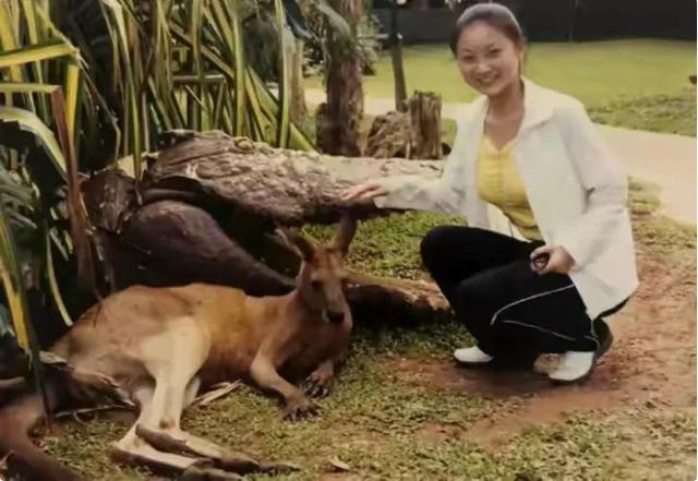 张艺谋岳母：比女婿小11岁无代沟，陪女儿走过“地下”10年无遗憾