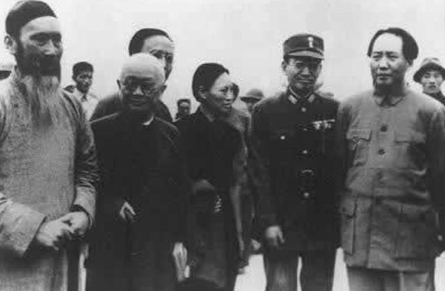 清理周恩来遗物时，办公桌里发现毛主席手书，打开后：众人皆感动