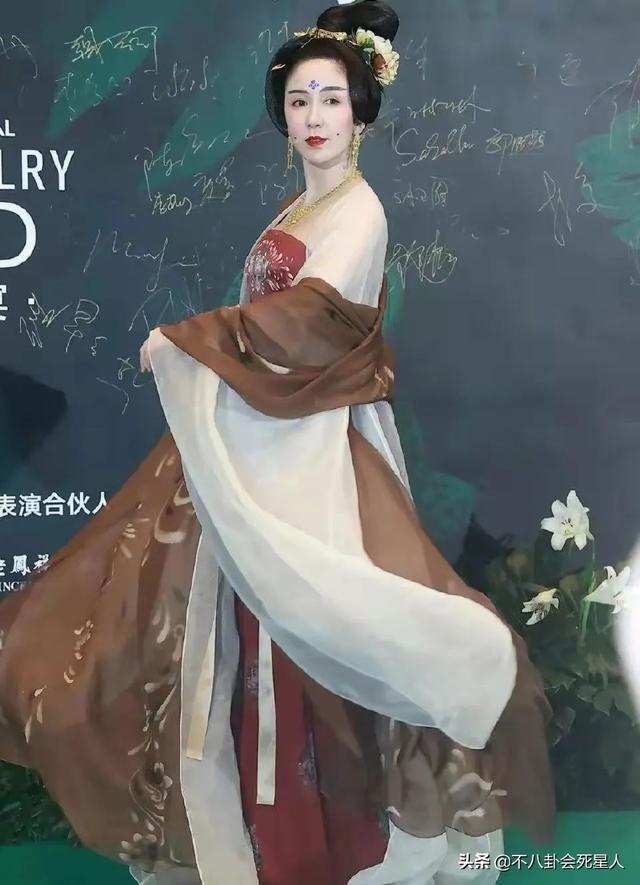 开年红毯大比拼！有人又肿又僵，有人妆容怪异，没想到是她赢了