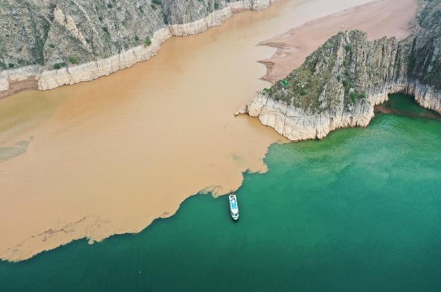 流入大海的泥沙凭空消失了吗？原来，地球已被一条裂缝隔开