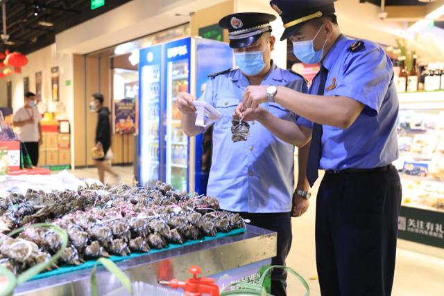 因一包酸菜，导致康师傅、统一流失数亿市值，严钦武到底什么来头