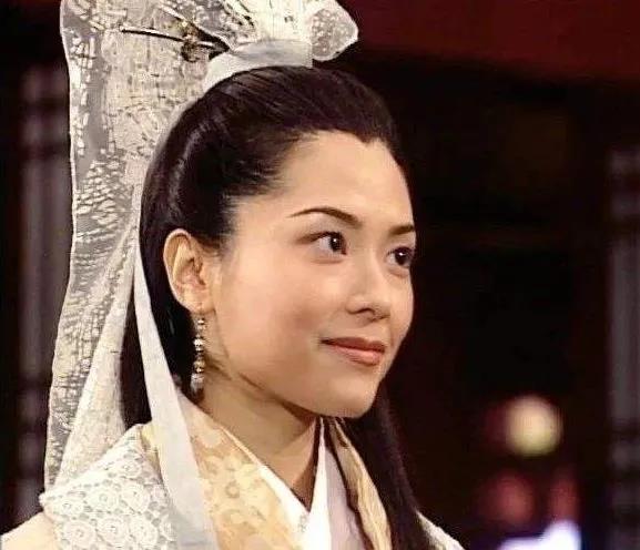 过气港姐的窘况:在线求工作,身材严重发福,直播只有几百人看