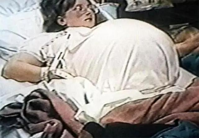 1997年美国孕妇生下七胞胎，获赠511平大别墅，如今怎样了？