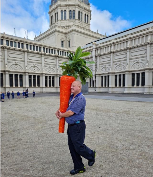 墨尔本街头偶遇“奇特”的大叔，随身抱着巨大的胡萝卜