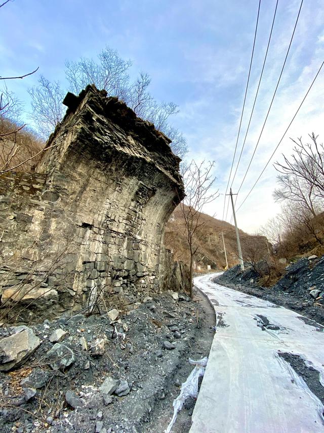 古道冰泉沿柳溝 懸崖道觀盛泉岩