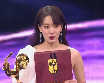 张小斐跟贾玲几年了（张小斐和贾玲2022春节晚会的小品）