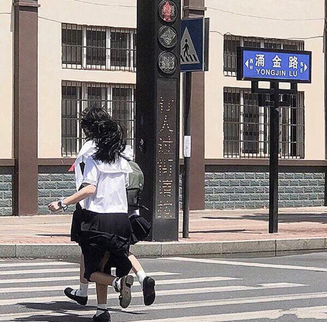 干净又温柔的句子：听山河把春风酿成千言万语，吹过旧人故里