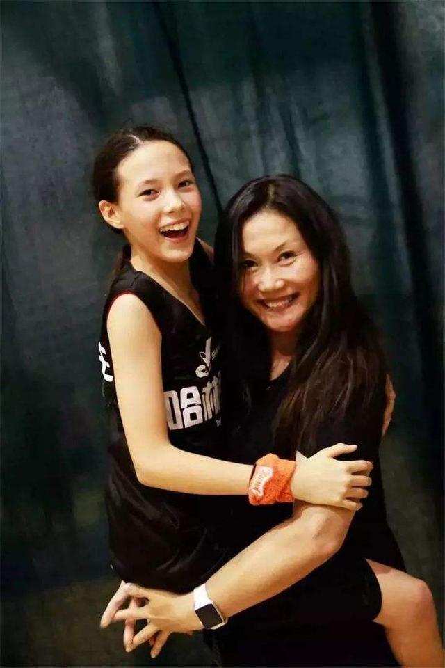 谷爱凌晒一家三人合影照！58岁妈妈穿中式旗袍，86岁姥姥相当精神