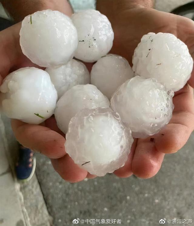 实拍重庆大风暴雨有人险被“吹飞”