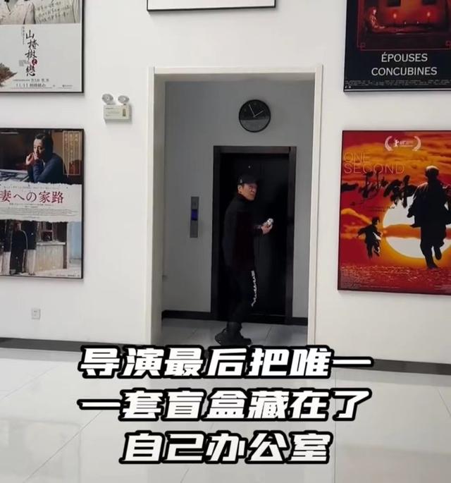 71岁张艺谋身体状况引担忧，拆盲盒包装双手颤抖，两鬓斑白脸消瘦