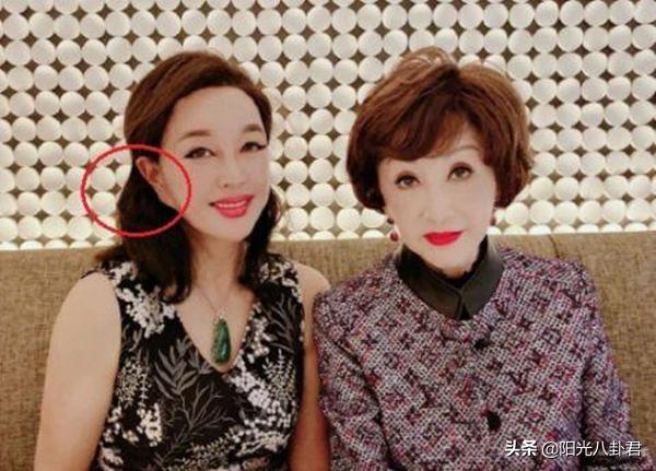 69岁刘晓庆做核酸检测狂卖萌，化浓妆开十级美颜，面容僵硬好吓人
