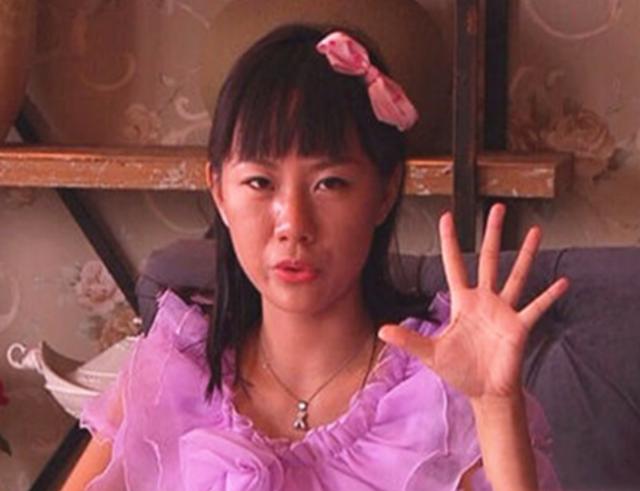 8年前，周兰君称“非5000万富二代不嫁”，如今仍未婚但变化惊人