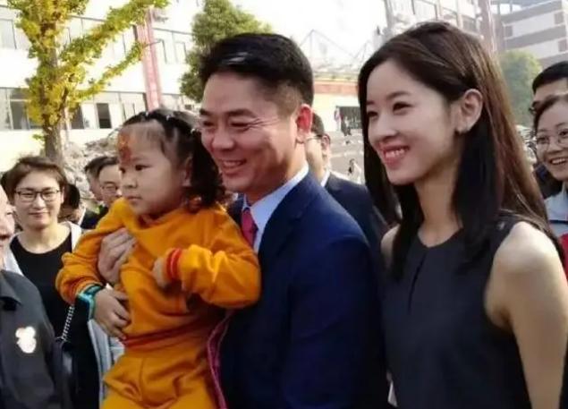 刘强东把章泽天的女儿宠成公主前任生的儿子却是他一生的痛