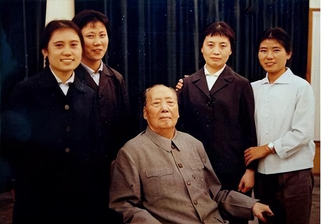 1976年毛泽东临终前，曾交代张玉凤：我去世后每年到我坟上看看我