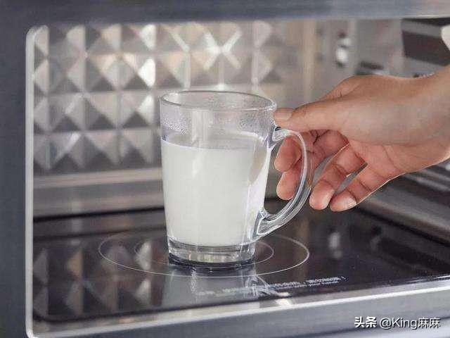 微波炉热牛奶用什么杯子（微波炉热牛奶用什么火几分钟）