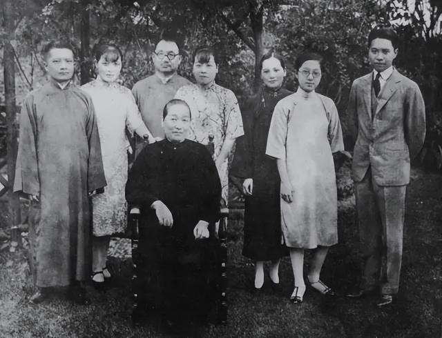 得知宋庆龄逝世，宋美龄翻画册两小时数次落泪，为何拒绝回国奔丧